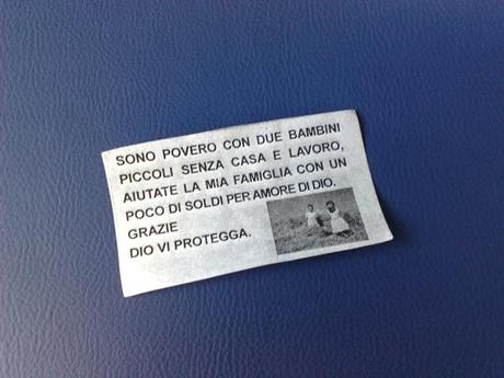 Gli accattoni sul treno Roma-Fiumicino e il loro bigliettini per chiedere spiccioli. Ecco il campionario e tutte le foto