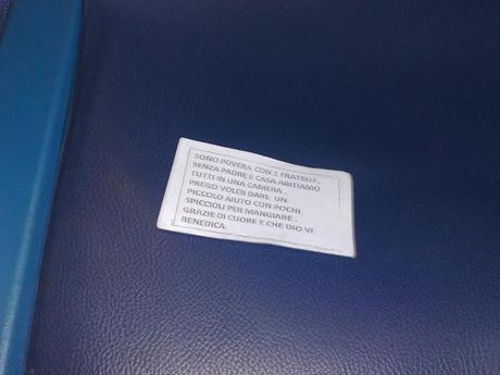 Gli accattoni sul treno Roma-Fiumicino e il loro bigliettini per chiedere spiccioli. Ecco il campionario e tutte le foto