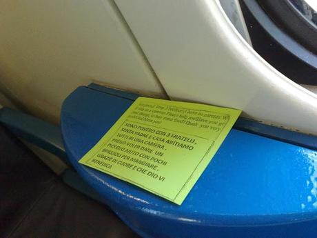 Gli accattoni sul treno Roma-Fiumicino e il loro bigliettini per chiedere spiccioli. Ecco il campionario e tutte le foto