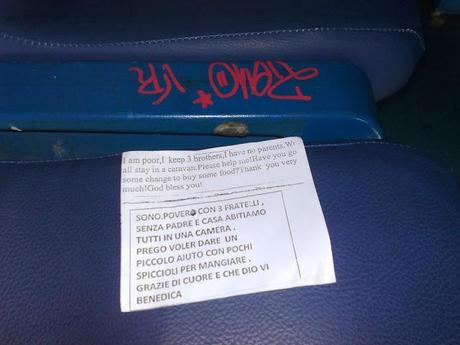 Gli accattoni sul treno Roma-Fiumicino e il loro bigliettini per chiedere spiccioli. Ecco il campionario e tutte le foto