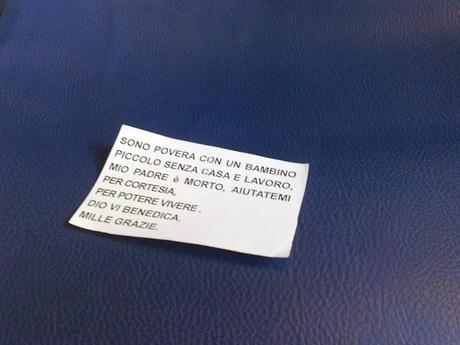 Gli accattoni sul treno Roma-Fiumicino e il loro bigliettini per chiedere spiccioli. Ecco il campionario e tutte le foto