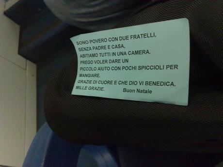 Gli accattoni sul treno Roma-Fiumicino e il loro bigliettini per chiedere spiccioli. Ecco il campionario e tutte le foto