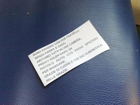 Gli accattoni sul treno Roma-Fiumicino e il loro bigliettini per chiedere spiccioli. Ecco il campionario e tutte le foto