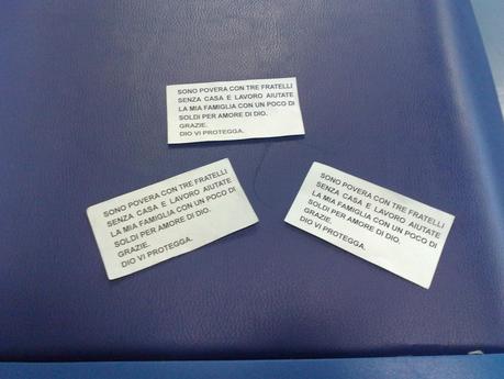 Gli accattoni sul treno Roma-Fiumicino e il loro bigliettini per chiedere spiccioli. Ecco il campionario e tutte le foto