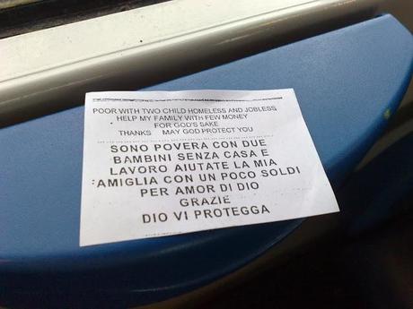 Gli accattoni sul treno Roma-Fiumicino e il loro bigliettini per chiedere spiccioli. Ecco il campionario e tutte le foto