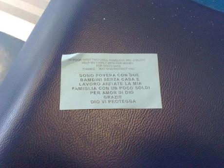 Gli accattoni sul treno Roma-Fiumicino e il loro bigliettini per chiedere spiccioli. Ecco il campionario e tutte le foto