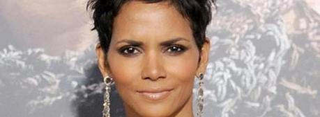 Halle Berry sfoggia il pancione sul red carpet