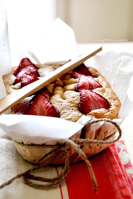 Plumcake morbido all'olio d'oliva, fragole e mirin