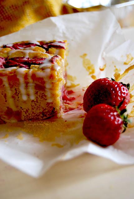 Plumcake morbido all'olio d'oliva, fragole e mirin