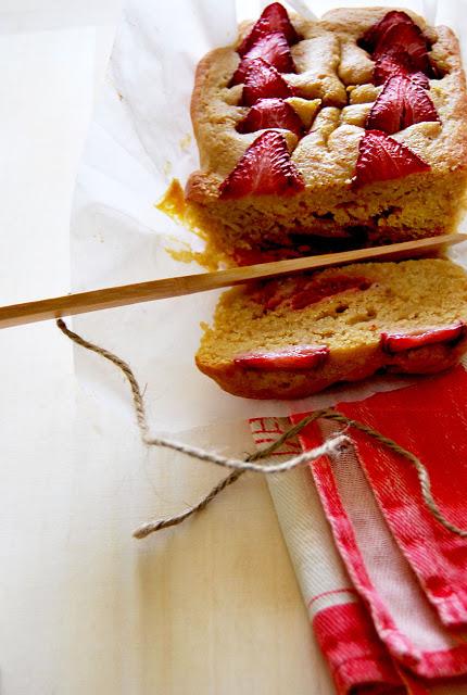 Plumcake morbido all'olio d'oliva, fragole e mirin