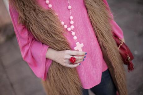 smilingischic, fashion blog, pink and red, spring, occhiali da sole Max & Co , outfit , dettaglio colana handmade con croce, anello con fiore resina, 