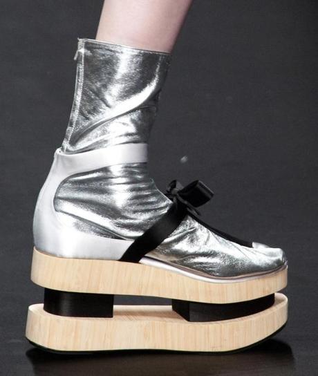 Walking like a geisha. pradaspring2013details0onprkg2oorx