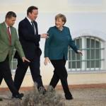 Merkel, il marito scivola sul dress code: giacca chiara e pantaloni scuri