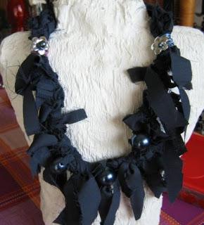 Da pantaloni a collana...(della serie:non si butta niente