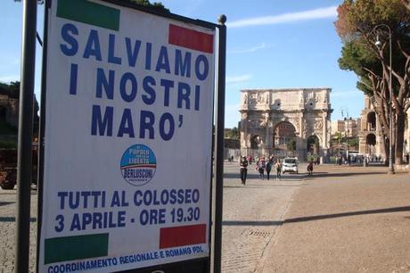 SALVIAMO I NOSTRI MARO'! LO SAPEVATE? ANCHE DAVANTI ALL'ARCO DI COSTANTINO ESISTE UN CARTELLONE PUBBLICITARIO! CON LA SCUSA DELLA MAPPA DI ROMA SUL RETRO..