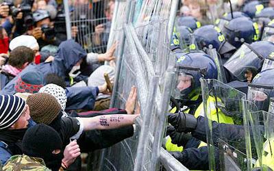 WEEK-END +24 - Tornano gli Hooligans. Sangue in Inghilterra, arresti e teste spaccate. VIDEO