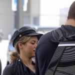 Shakira con Pique e il figlio Milan all'aeroporto di Barcellona01