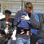 Shakira, Piquè e il piccolo Milan all’aeroporto di Barcellona