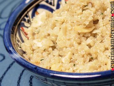 Quinoa con soia, erba cipollina e mandorle.