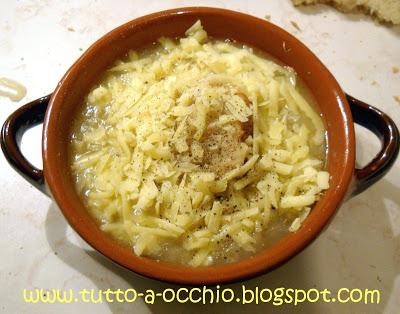 Francia - Soupe à l'oignon gratinée (zuppa di cipolle gratinata)