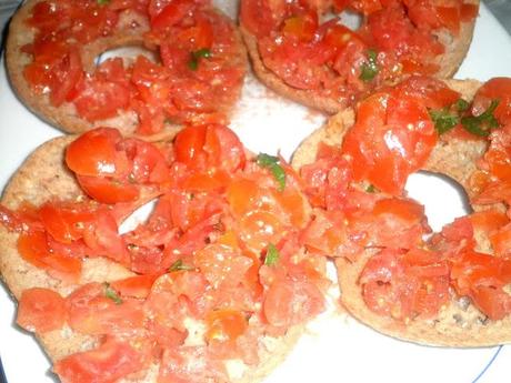 la fresella col pomodoro (col basilico e l'olio d'oliva) : un omaggio al mediterraneo!