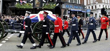 Londra saluta Margaret Thatcher e dimentica gli angeli caduti in volo