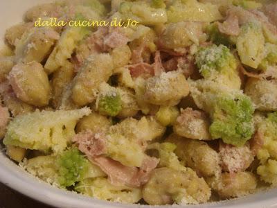 Gnocchi di patate e taragna con broccolo romanesco e prosciutto