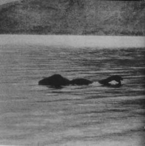 La storia delle fotografie false di Nessie, il mostro di Loch Ness