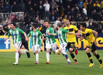 FOLLIE E... - Giocatori dell'Aek Atene costretti a fuggire per salvarsi dal linciaggio. Invasione Ultras. VIDEO