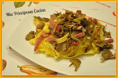 Fettuccine con speck e carciofi.