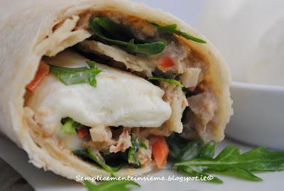 Piadina con tonno, sottaceti, mozzarella e rucola