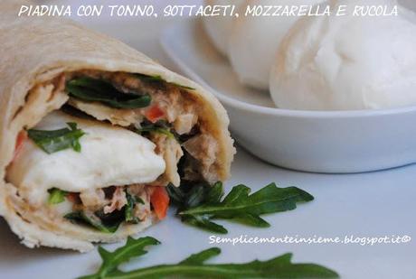 Piadina con tonno, sottaceti, mozzarella e rucola