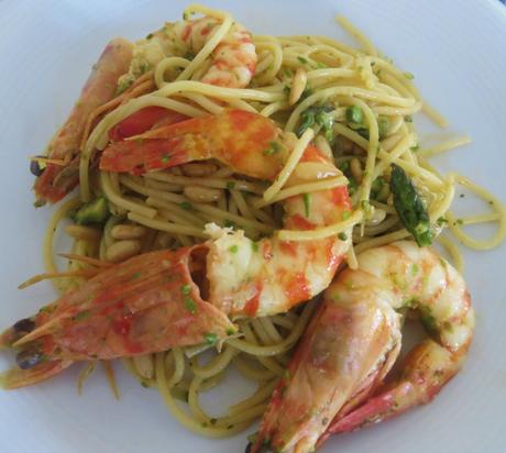 spaghetti asparagi, pinoli e gamberi