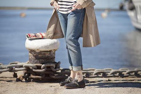 Smilingischic, fashion blog, Sandra Bacci, Walking down in the dock in a striped style, darsena Viareggio, trench classico, maglia oversize a righe H&M, outfit, berretto a righe, abbigliamento per una passeggiata al porto, dettagli jeans Fornarina, mocassini Airstep black, mocassini con borchie  