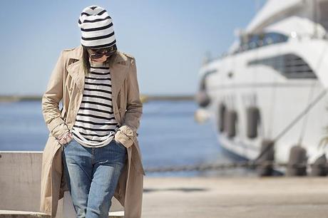 Smilingischic, fashion blog, Sandra Bacci, Walking down in the dock in a striped style, darsena Viareggio, trench classico, maglia oversize a righe H&M, outfit, berretto a righe, abbigliamento per una passeggiata al porto 