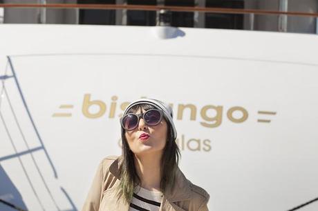 Smilingischic, fashion blog, Sandra Bacci, Walking down in the dock in a striped style, darsena Viareggio, trench classico, maglia oversize a righe H&M, outfit, berretto a righe, bacio , occhiali Asos neri  