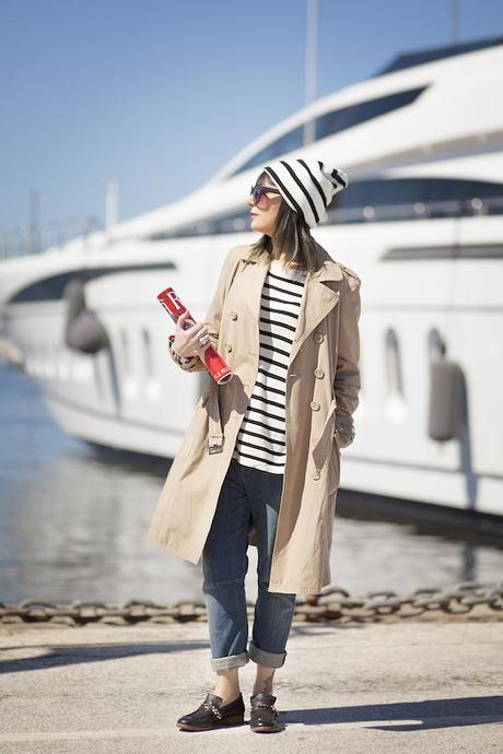 Smilingischic, fashion blog, Sandra Bacci, Streestyle, Walking down in the dock in a striped style, darsena Viareggio, trench classico, maglia oversize a righe H&M, outfit, berretto a righe, abbigliamento per una passeggiata al porto  