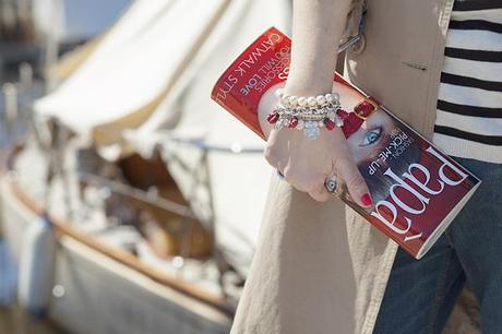 Smilingischic, fashion blog, Sandra Bacci, Walking down in the dock in a striped style, darsena Viareggio, trench classico, dettagli bracciali, bracciali in fimo. Rachele's Fimo, Paparazzi clutch