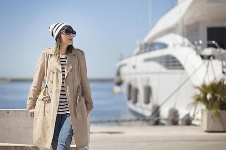 Smilingischic, fashion blog, Sandra Bacci, Walking down in the dock in a striped style, darsena Viareggio, trench classico, maglia oversize a righe H&M, outfit, berretto a righe, abbigliamento per una passeggiata al porto 