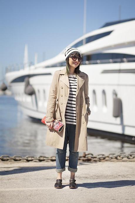 Smilingischic, fashion blog, Sandra Bacci, Walking down in the dock in a striped style, darsena Viareggio, trench classico, maglia oversize a righe H&M, outfit, berretto a righe, abbigliamento per una passeggiata al porto 