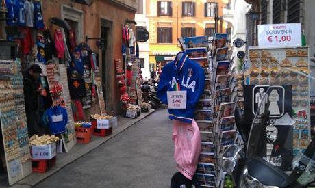 Via del Nazareno, Piazza del Nazareno. La prima un suq indicibile, la seconda un parcheggio abusivo da vomito. Potenzialmente angoli da sogno...