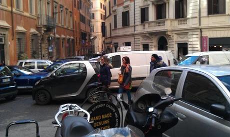 Via del Nazareno, Piazza del Nazareno. La prima un suq indicibile, la seconda un parcheggio abusivo da vomito. Potenzialmente angoli da sogno...