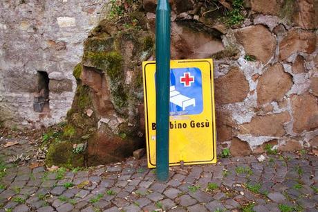 POVERO BAMBINELLO GESU'! IL CARTELLO DELL'OSPEDALE BAMBINO GESU' STA LI' APPOGGIATO A UN PALO DA MESI. PER FORTUNA NESSUNO SE LO E' FREGATO...