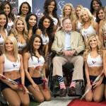 George Bush Senior offre rose alle cheerleader04