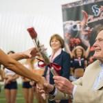 George Bush Senior offre rose alle cheerleader: i calzini sono patriottici