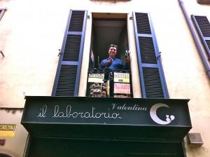 Tra pochi giorni : un portone del Ticinese diventa galleria d’arte