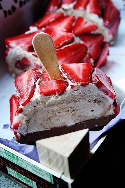 Rotolo biscotto alle fragole con mousse al cioccolato di Maurizio Santin su stecco gelato.