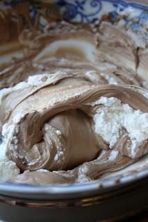 Rotolo biscotto alle fragole con mousse al cioccolato di Maurizio Santin su stecco gelato.