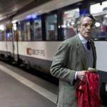 treno-di-notte-per-lisbona-jeremy-irons-sui-binari-del-treno-per-lisbona-in-una-scena-del-film-269176