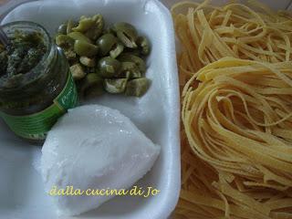 Tagliatelle in verde, con pesto e olive